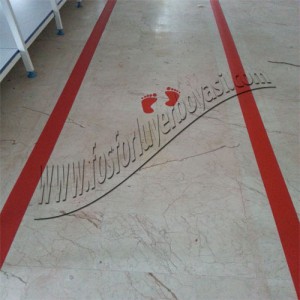 fosforlu yer boyası kırmızı ok ve adım işaretleri